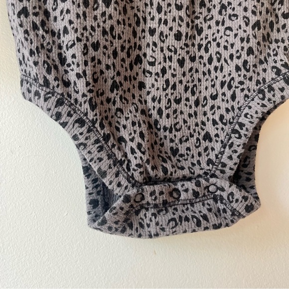 🌼 5/$25 Old Navy Baby Girls Bodysuit 18-24M Leopard Print Long Sleeve Ruffle - Picture 2 of 8
